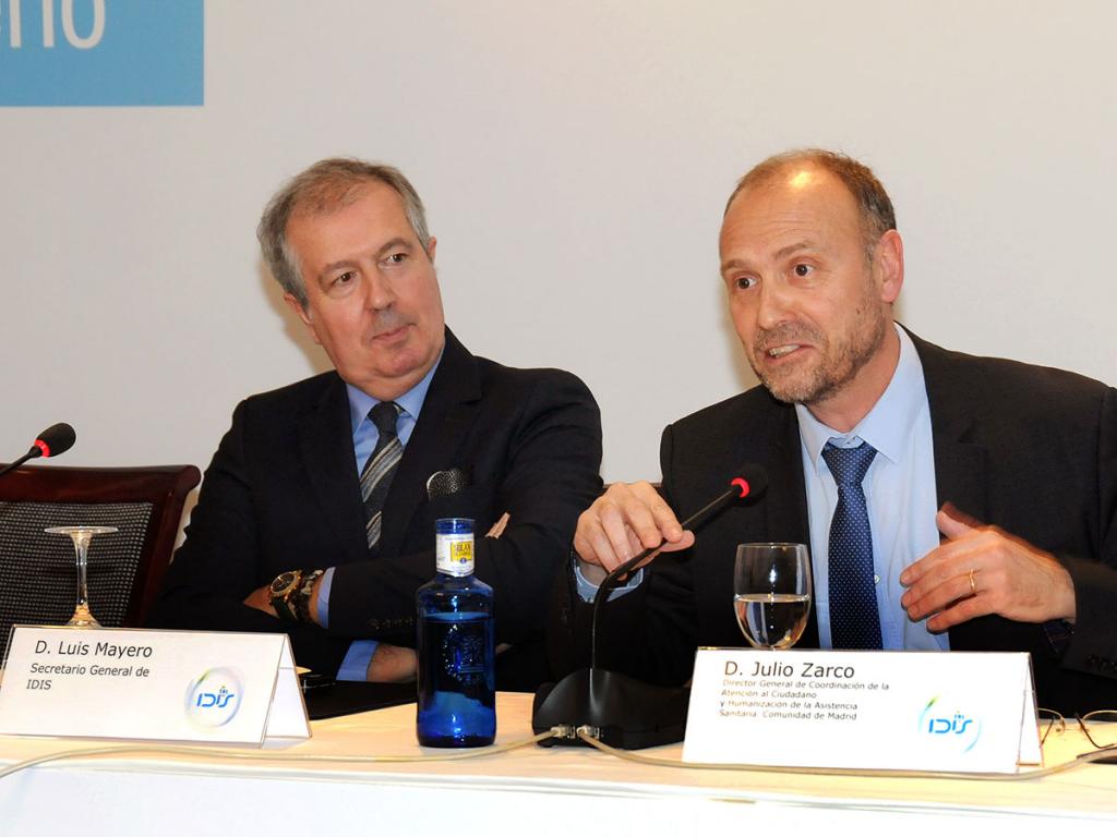 Luis Mayero, secretario general de IDIS, y Julio Zarco, Director General de Atención al Ciudadano y Humanización de la Asistencia Sanitaria