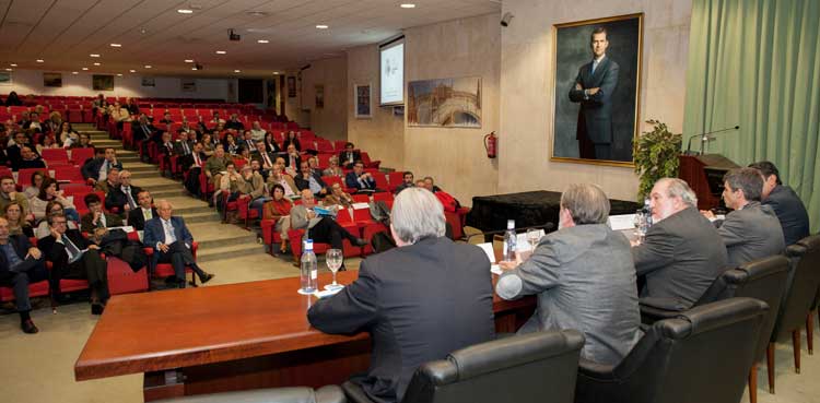 Assitentes a la Jornada siguen el debate