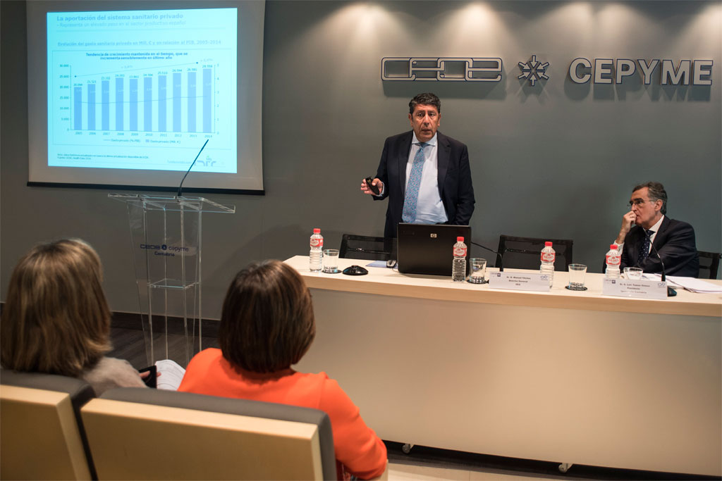 Manuel Vilches durante el turno de preguntas de la jornada de Cantabria