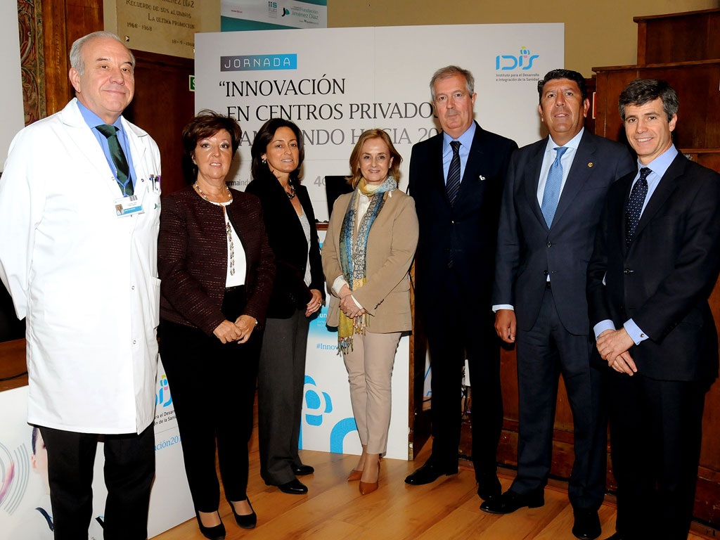 Foto de familia de algunos de los asistentes y participantes de la jornada