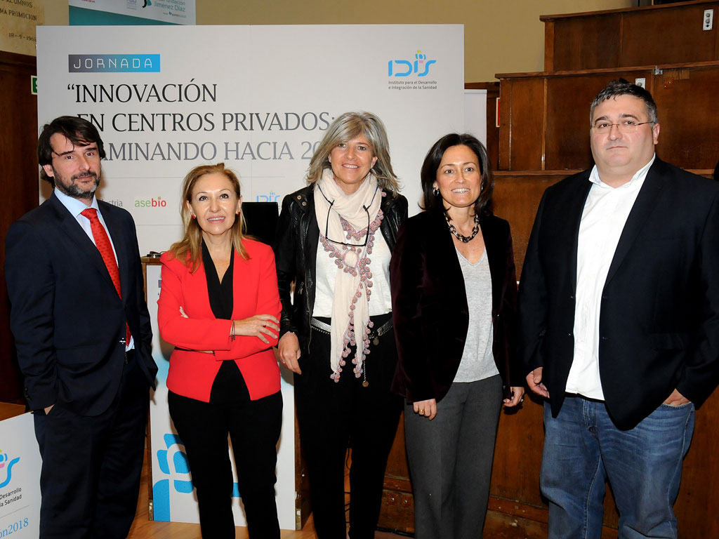 Componentes de la 1ª mesa: Cristóbal Belda (HM Hospitales) Carmen Ayuso (Fundación Jiménez Díaz), Estrella Soriano (Pfizer), Amelia Martín (Farmaindustria) y David Trigos (EUROPSO)