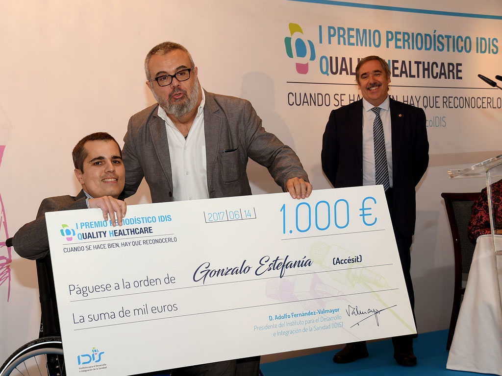 Gonzalo Estefanía (Gestiona Radio) recibió un accésit de manos de Emilio de Benito