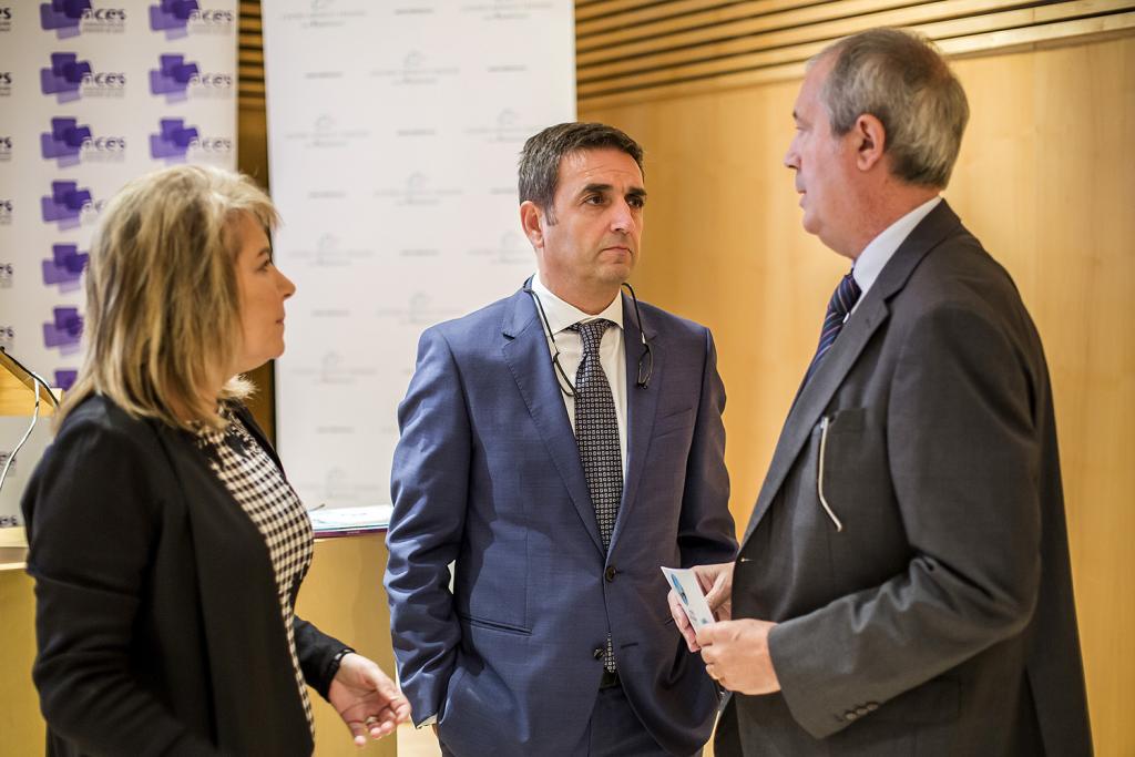 Cristina Contel (ACES), José Luis Simón (Centro Médico Teknon) y Luis Mayero (IDIS) minutos antes del comienzo de la Jornada